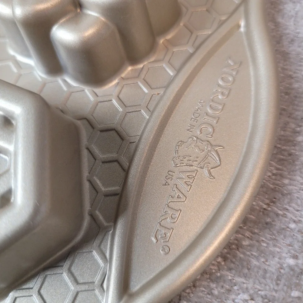 Nordic Ware Williams Sonoma Nonstick Cast Aluminum Hive Bee Bitelets Pan NEW